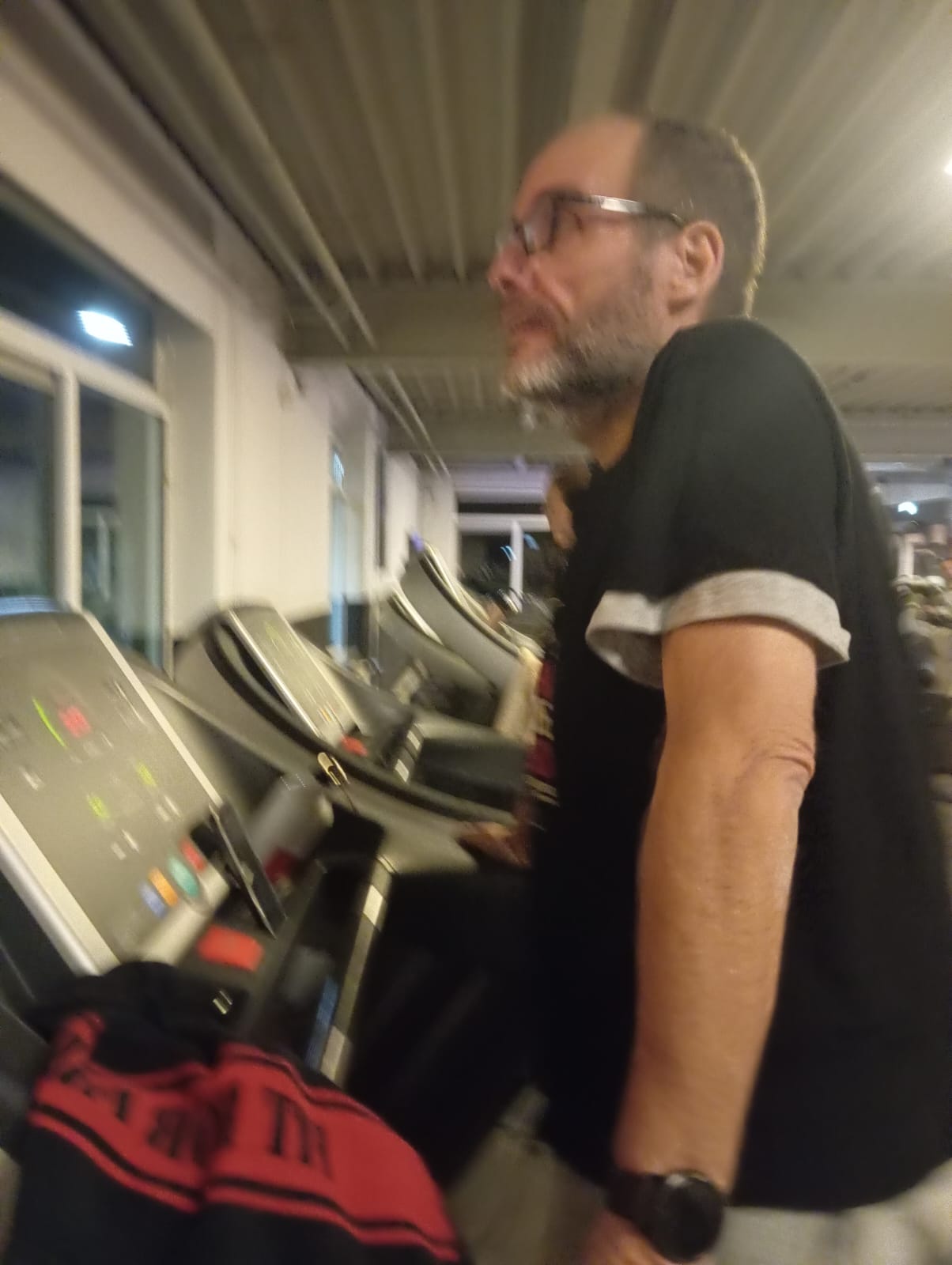 Roger traint op een loopband als voorbereiding op Alpe d'HuZes.