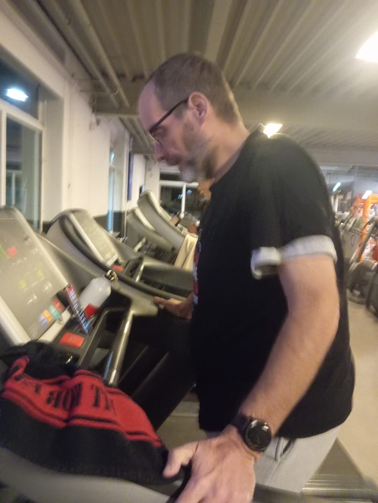 Roger tijdens loopbandtraining richting zijn Alpe d'HuZes-tocht.